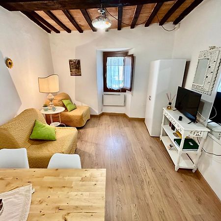 Red House Apartment Губио Екстериор снимка