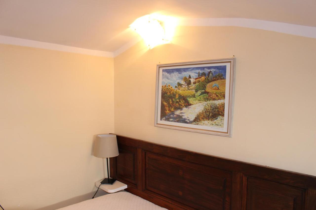 Red House Apartment Губио Екстериор снимка