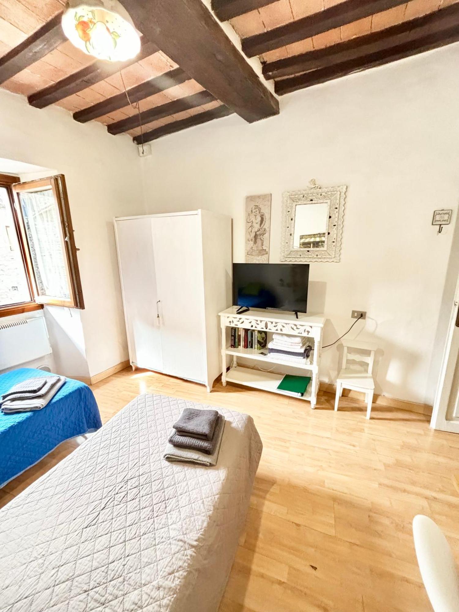 Red House Apartment Губио Екстериор снимка