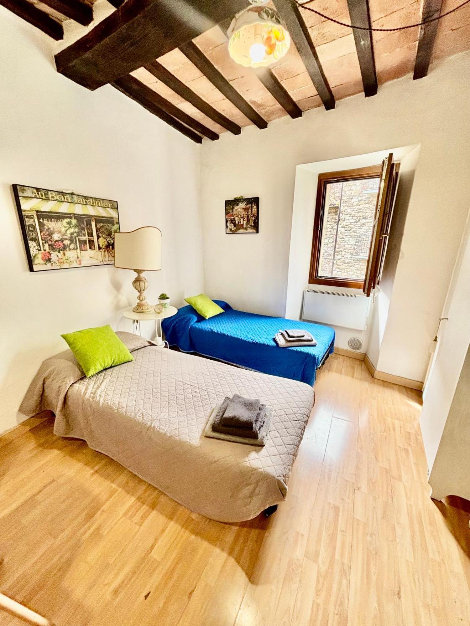 Red House Apartment Губио Екстериор снимка