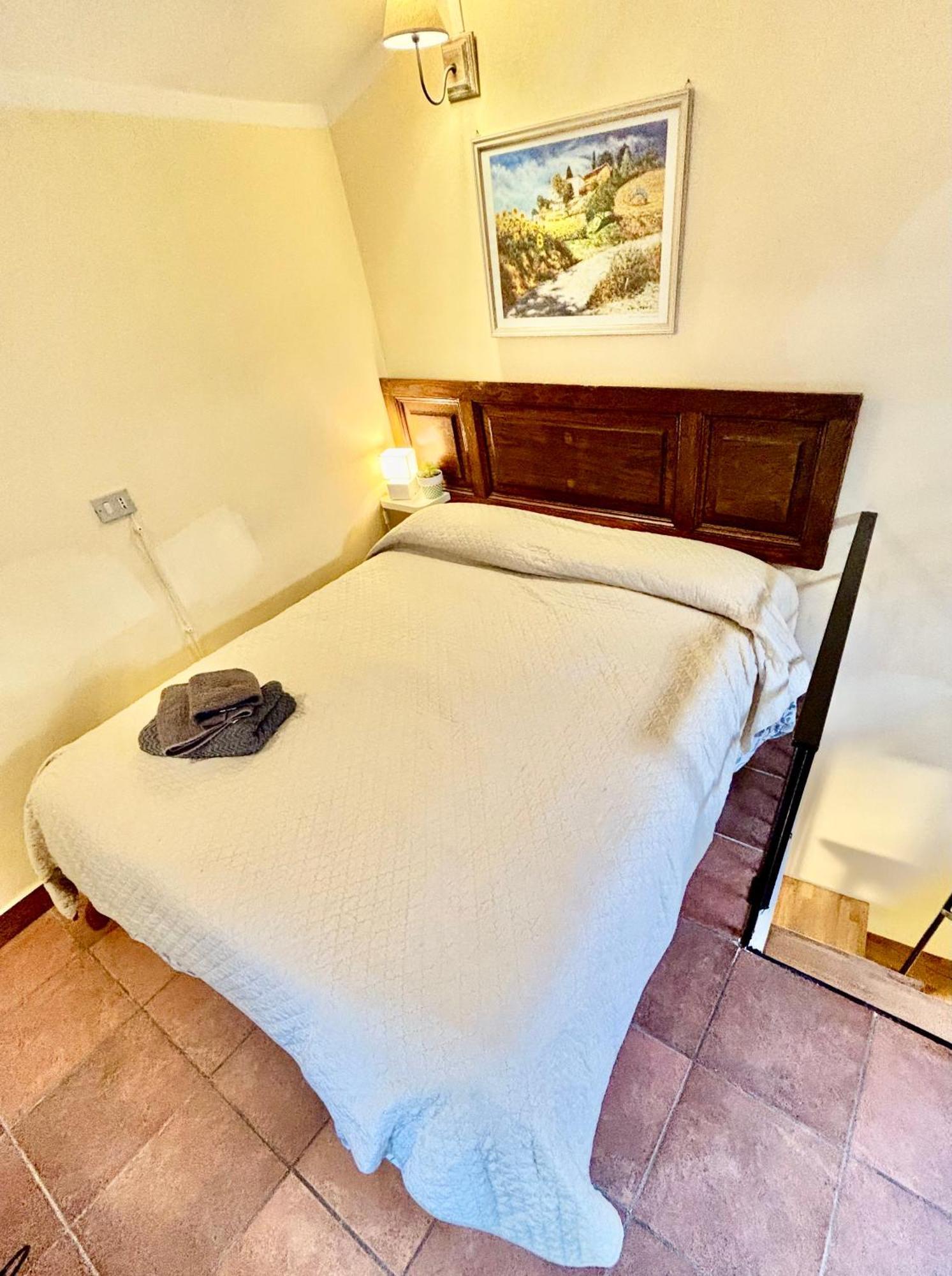 Red House Apartment Губио Екстериор снимка