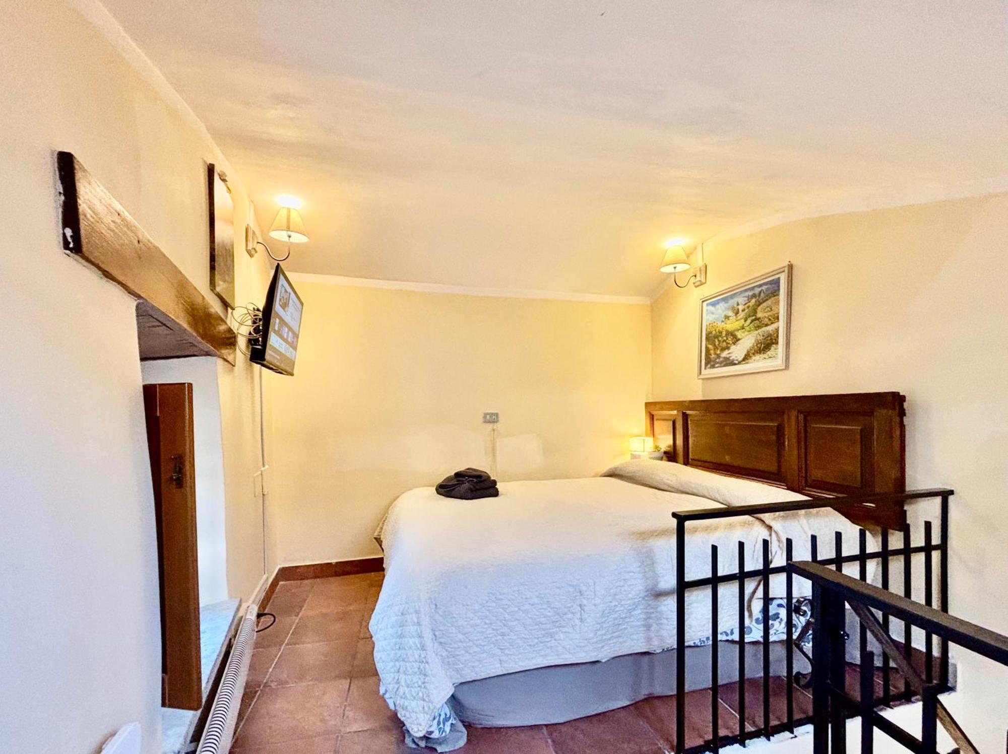 Red House Apartment Губио Екстериор снимка