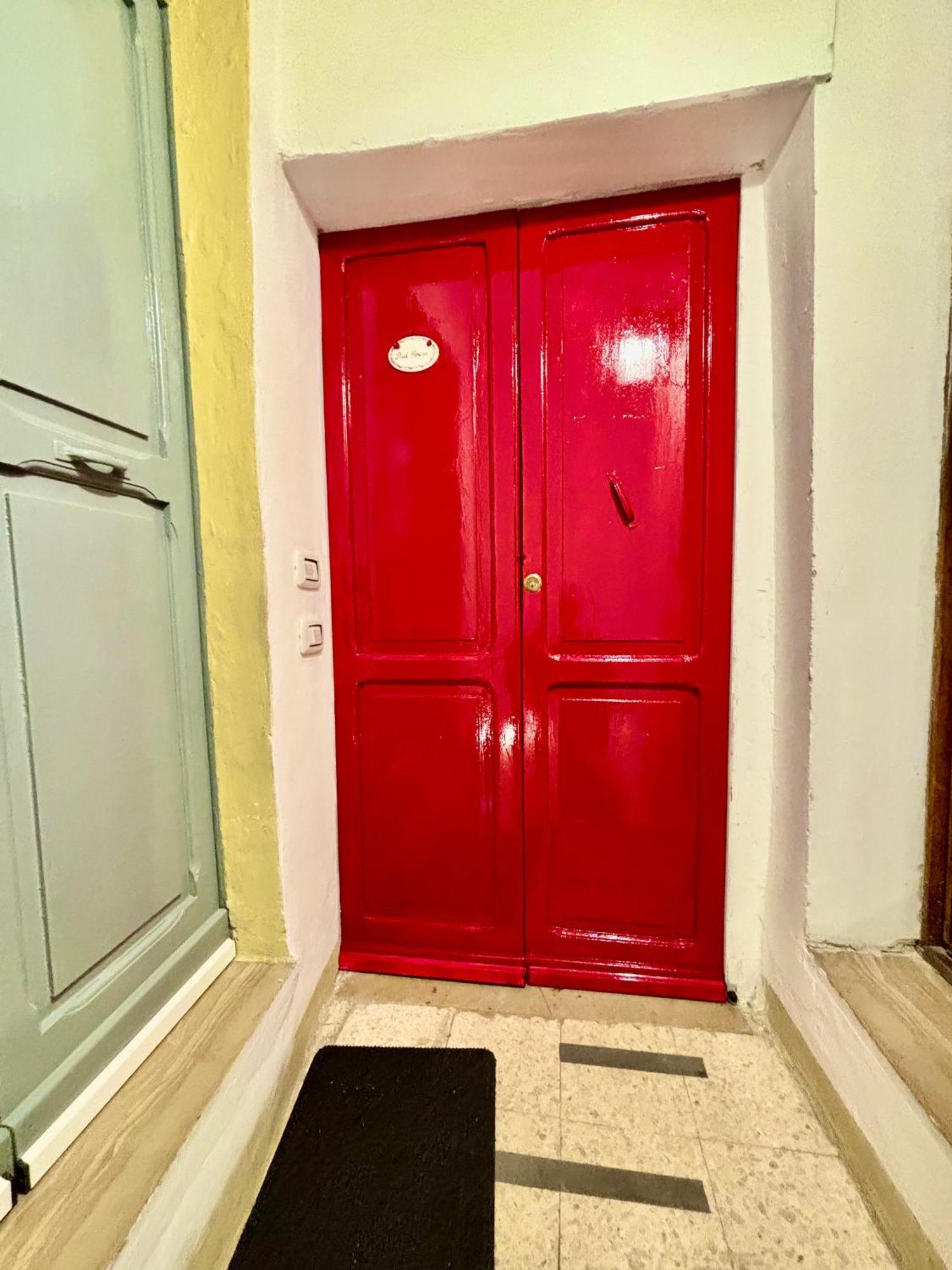 Red House Apartment Губио Екстериор снимка